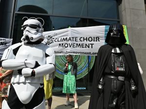 Read more about the article Climate Choir singers raise their voices against fossil fuel financier