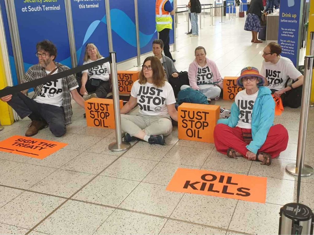 Read more about the article Gatwick departures disrupted by Just Stop Oil in Oil Kills demo