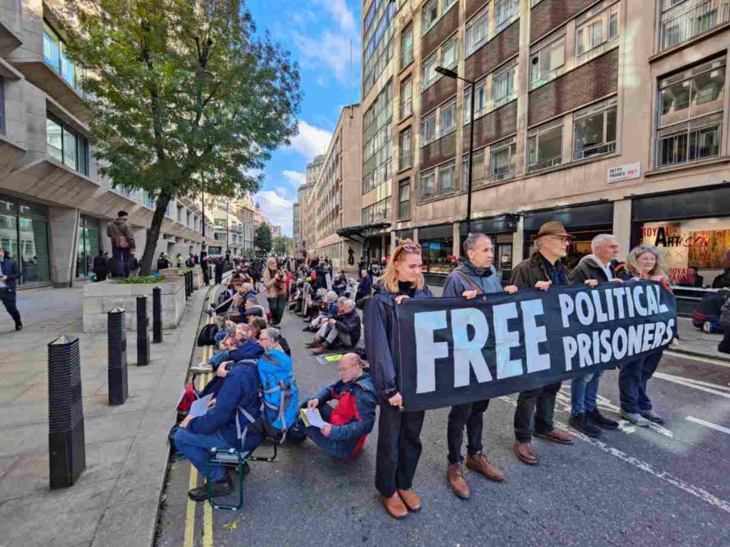 Read more about the article Free Political Prisoners protest sees hundreds block road at MoJ