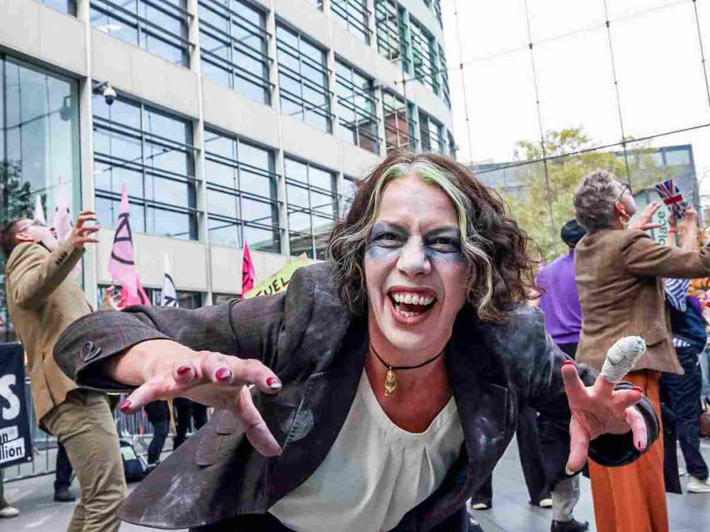 Read more about the article City of London sees Extinction Rebellion zombie apocalypse