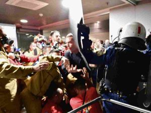 Read more about the article Greek firefighters brutalised by cops as they demand jobs back