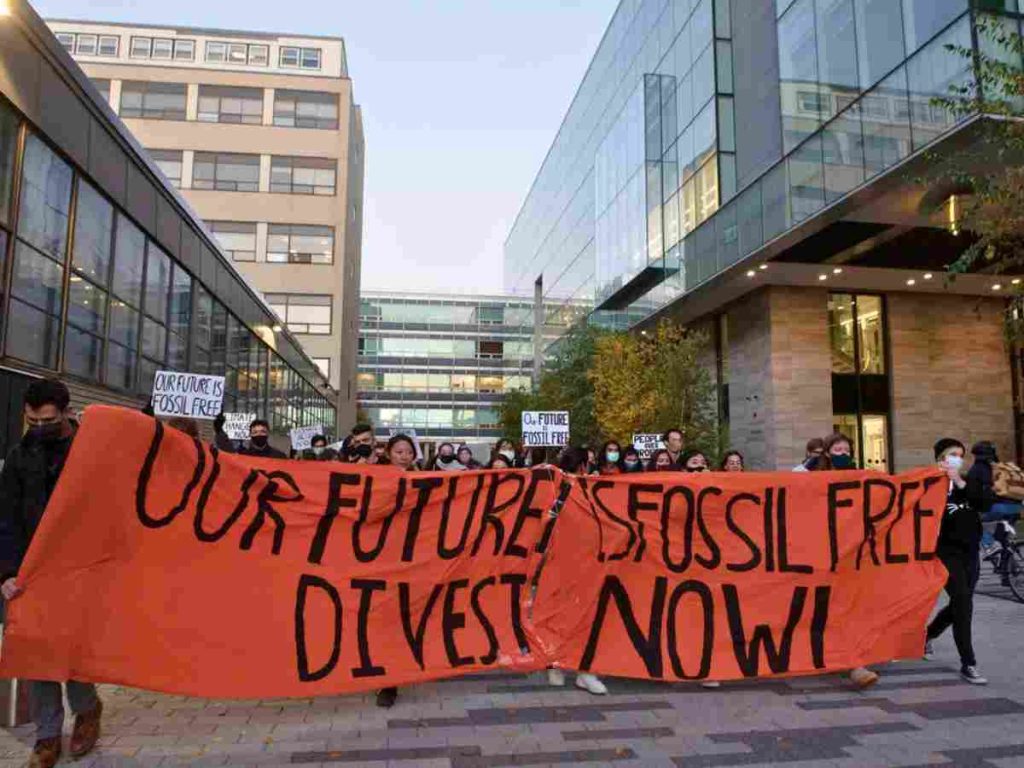 Read more about the article Universities are mass-divesting from fossil fuels after campaigns